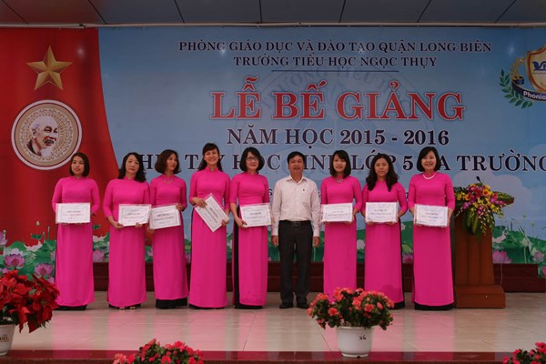 Các đồng chí lãnh đạo phường Ngọc Thụy khen thưởng các giáo viên đạt thành tích trong năm học